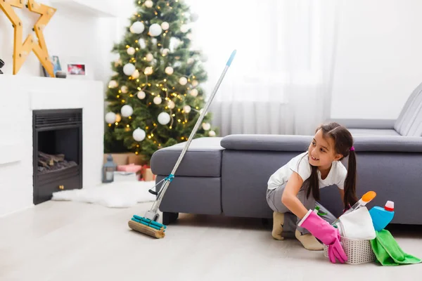 Küçük Kız Noel Işıklarının Arka Planında Noel Den Sonra Temizlik — Stok fotoğraf