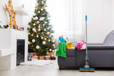 Noel 'den önce temizlik. Çok renkli temizlik malzemeleri. Süngerler, paçavralar ve spreyler modern ev arka planına karşı şenlikli dekorasyonlar