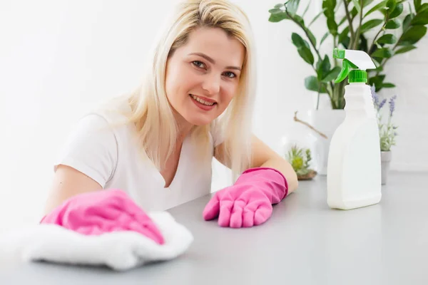 Kobieta Kuchni Uśmiecha Się Wyciera Kurz Sprayem Odkurzaczem Podczas Sprzątania — Zdjęcie stockowe