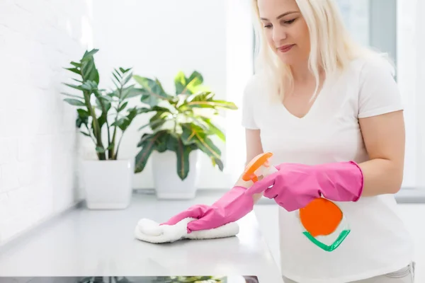 Młoda Kobieta Robi Prace Domowe Sprząta Kuchnię — Zdjęcie stockowe