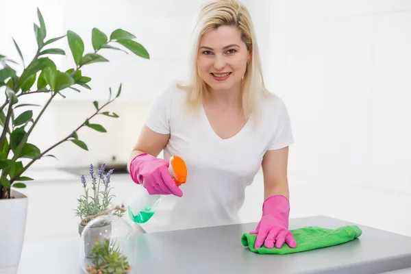 Mooi Meisje Reinigt Oppervlakte — Stockfoto