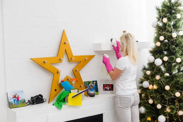 Jovem Família Limpeza Apartamento Após Festa Natal — Fotografia de Stock