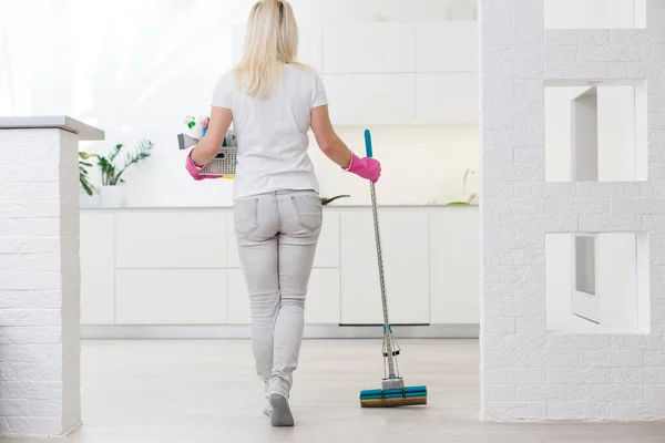 Mulher Segurando Esfregona Balde Com Agentes Limpeza Casa — Fotografia de Stock