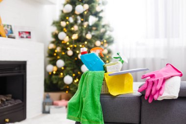 Noel 'den önce temizlik. Çok renkli temizlik malzemeleri. Süngerler, paçavralar ve spreyler modern ev arka planına karşı şenlikli dekorasyonlar