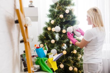 Partiden sonra temizlik yapan genç bayan.