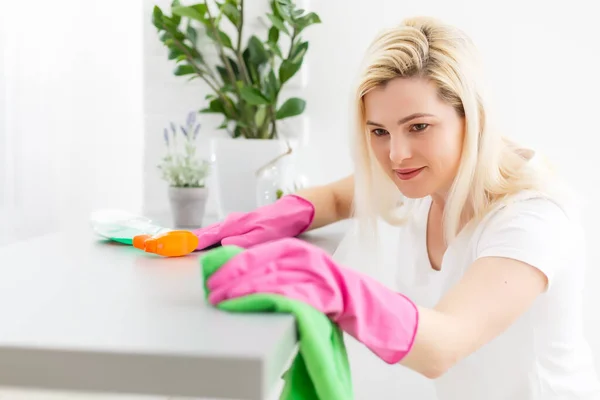 Limpeza Está Tendência Mulher Muito Sorridente Limpando Mesa Com Pano — Fotografia de Stock