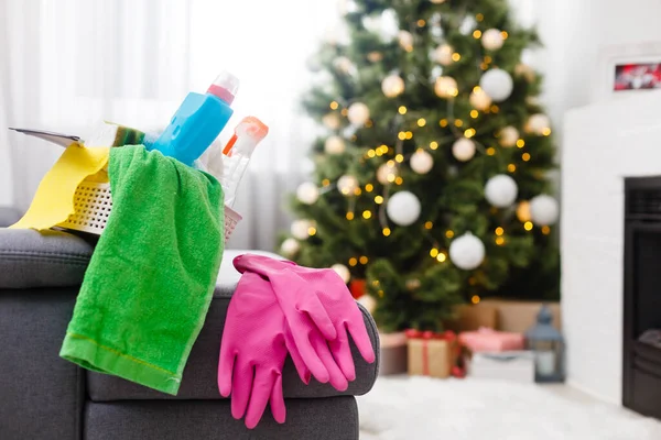 Sprzątanie Przed Świętami Kolorowe Środki Czyszczące Gąbki Szmaty Spray Świątecznych — Zdjęcie stockowe