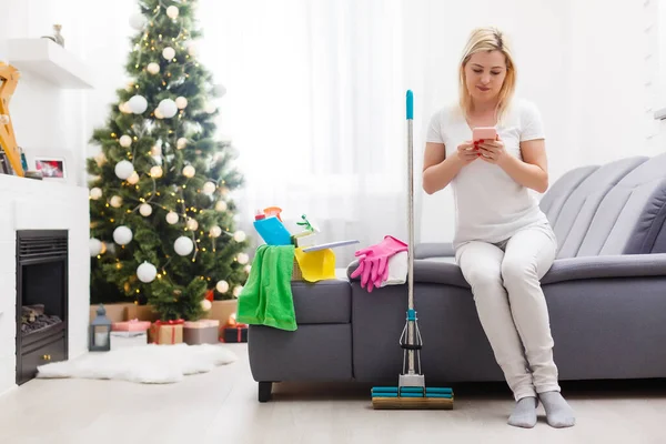 Joven Mujer Atractiva Limpieza Casa Antes Celebración Navidad Limpiar Mesa — Foto de Stock