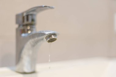 Su eski mikserden akıyor.