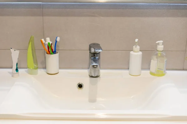 錆汚れ 石灰質と蛇口とバスルームに石鹸汚れの古い汚れた洗面台 水タップ — ストック写真