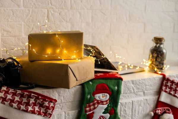 Hermosos Regalos Calcetines Navidad Chimenea Una Guirnalda — Foto de Stock