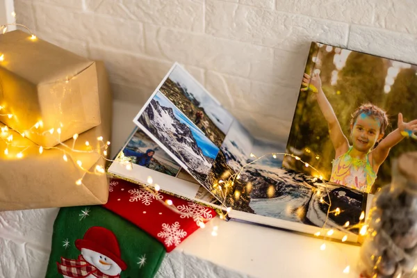 Ajándékok Fotóalbum Karácsonyi Zokni Kandallón Egy Koszorúslámpában — Stock Fotó