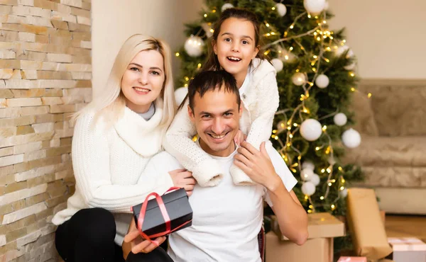 家族は床に座っている クリスマスツリーの近くの笑顔の母父と少女 — ストック写真