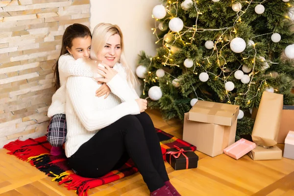 Dochter Met Haar Moeder Bij Kerstboom — Stockfoto
