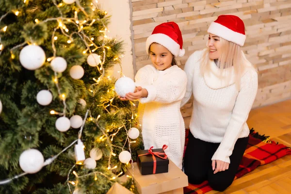 Noel Mutlu Aile Annesi Kızı Noel Arifesinde Hediyeler Veriyorlar — Stok fotoğraf