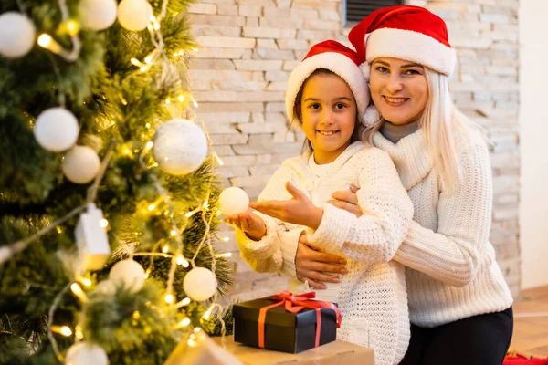 Mutlu Noeller Mutlu Tatiller Anne Kızı Odadaki Noel Ağacını Süsler — Stok fotoğraf