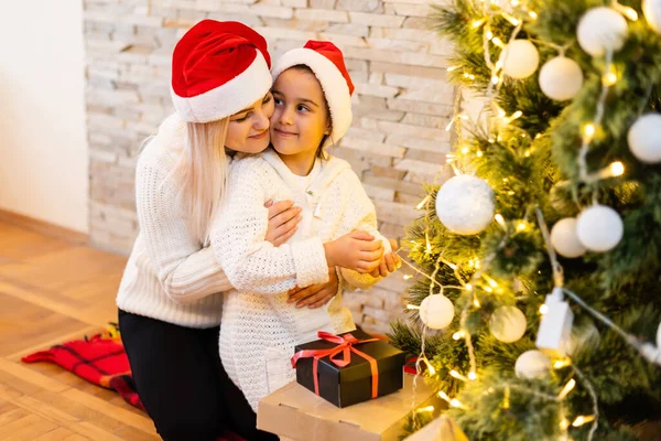 Filha Com Sua Mãe Perto Árvore Natal — Fotografia de Stock