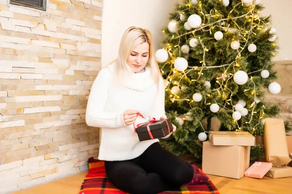 Šťastná Žena Sedí Vánočního Stromečku Doma — Stock fotografie