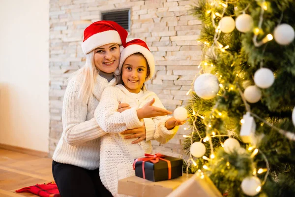 Annesiyle Birlikte Noel Ağacının Yanında — Stok fotoğraf