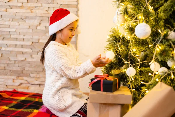 Menina Criança Feliz Rindo Quarto Sobre Árvore Natal Vestindo Camisola — Fotografia de Stock