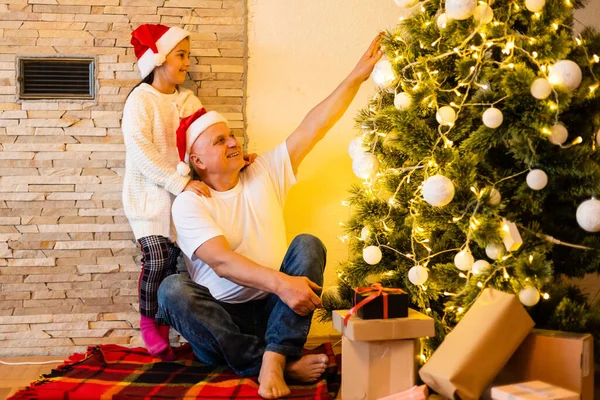 Küçük Kız Dedesi Noel Hediyesiyle Evde — Stok fotoğraf