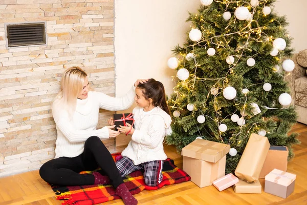 Dochter Met Haar Moeder Bij Kerstboom — Stockfoto