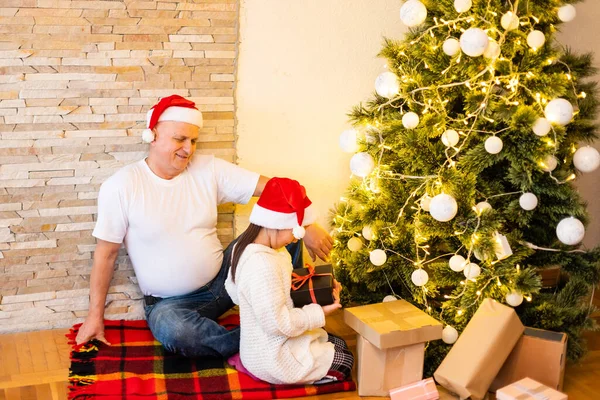 Aile Tatiller Kuşak Insan Konsepti Gülümseyen Kız Dedesi Evde Noel — Stok fotoğraf