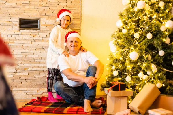 Küçük Kız Dedesi Noel Hediyesiyle Evde — Stok fotoğraf