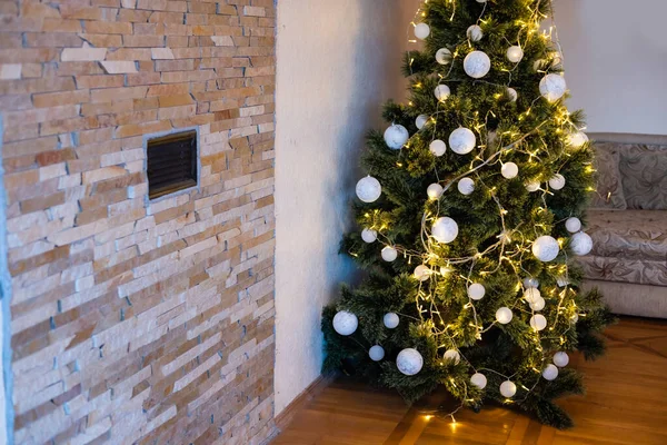 圣诞时用一棵树和礼物装饰得漂亮的房子 — 图库照片