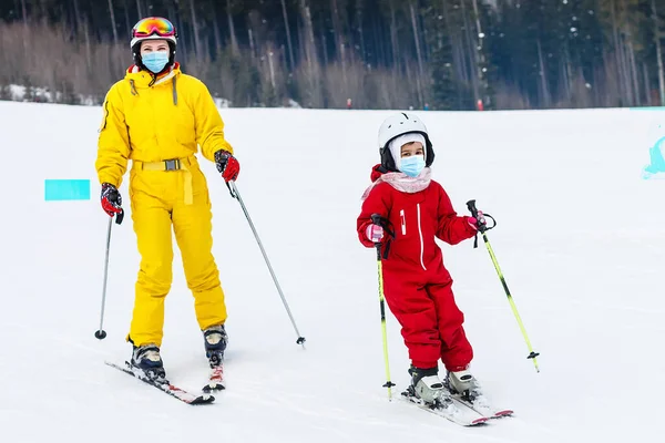 Porträtt Liten Flicka Skidåkare Medicinsk Mask Covid Coronavirus Ett Snöigt — Stockfoto