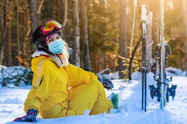 Frau Mit Medizinischer Maske Während Des Coronavirus Covid Einem Sonnigen — Stockfoto