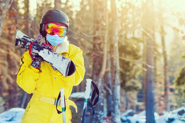 在一个阳光明媚的冬日 在一个滑雪胜地 一名戴着医疗面罩的妇女在驾驶Covid 19号护卫舰 — 图库照片