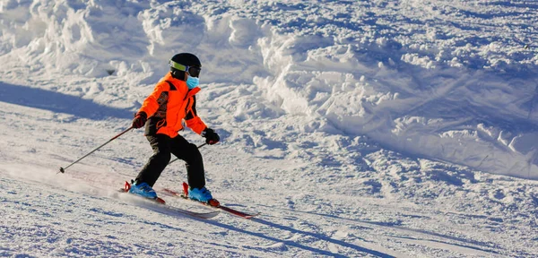 Coronavirus Winter Skifahren Mit Gesichtsmaske Winterurlaub Pandemie Porträt Eines Kaukasischen — Stockfoto