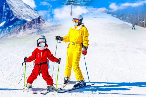 在滑雪场雪山上 一个戴着医疗面具的小女孩在Covid 19中的画像 — 图库照片