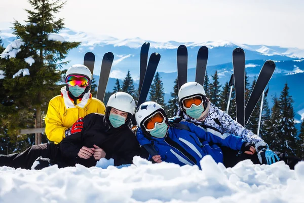 Famille Portant Masque Médical Pendant Coronavirus Covid Sur Une Montagne — Photo