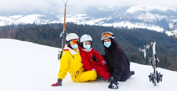 Familj Bär Medicinsk Mask Covid Coronavirus Ett Snöigt Berg Skidort — Stockfoto