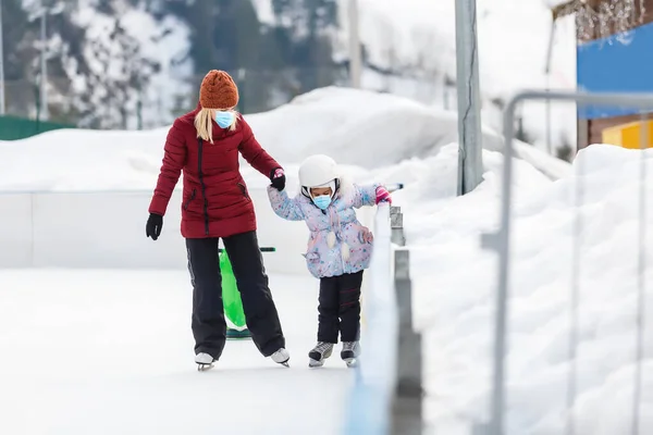 Die Junge Mutter Bringt Ihrer Kleinen Tochter Das Eislaufen Auf — Stockfoto