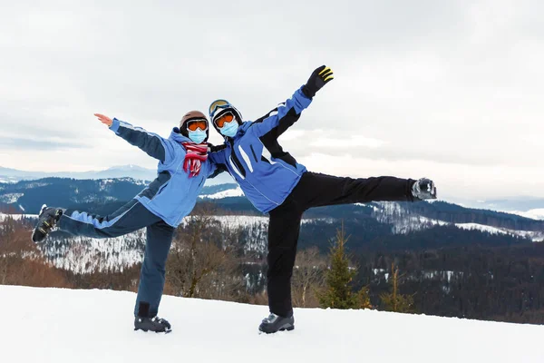 Skidåkare Skidorten Man Och Kvinna Tillsammans Vinternaturen Romantiskt Landskap Sportfoto — Stockfoto