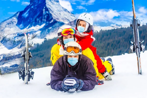 Rodzina Nosząca Maskę Medyczną Podczas Covid Śnieżnej Górze Ośrodku Narciarskim — Zdjęcie stockowe