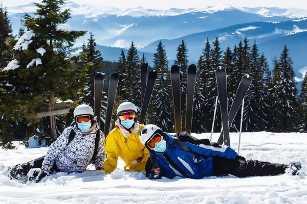 Skidåkare Skidorten Man Och Kvinna Tillsammans Vinternaturen Romantiskt Landskap Sportfoto — Stockfoto