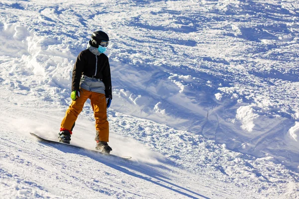 Coronavirus Winter Skifahren Mit Gesichtsmaske Winterurlaub Pandemie Porträt Eines Kaukasischen — Stockfoto