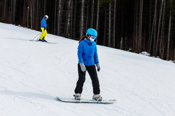 Coronavirus Winter Skifahren Mit Gesichtsmaske Winterurlaub Pandemie Porträt Eines Kaukasischen — Stockfoto