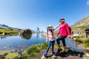 GDPR - Genel Veri Koruma Yönetmeliği 'nin arkasına gizlenmiş. seyahat anne ve kızı