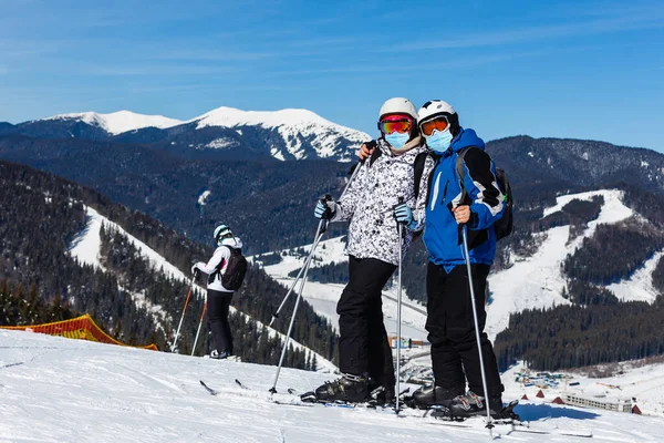 滑雪者在滑雪场的Covid 19验尸时戴着医疗面罩 男人和女人在冬天的大自然里在一起 浪漫的风景 体育照片 — 图库照片