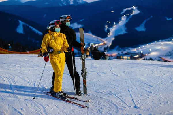 滑雪者在滑雪胜地 男人和女人在冬天的大自然里在一起 浪漫的风景 体育照片 — 图库照片