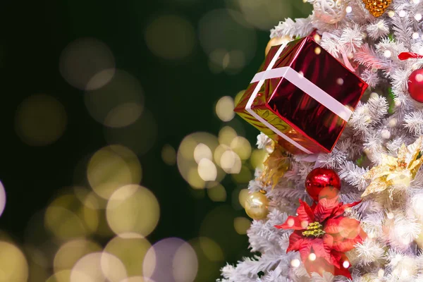 Árbol Abeto Decorado Con Bolas Navidad Madera Rústica Brilla Luces — Foto de Stock