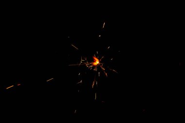 Parlak kıvılcımlar saçan bir maytap.