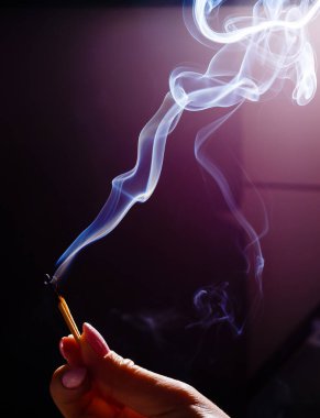 Siyah arkaplanda duman parçaları