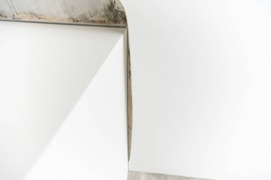 Mutfağın tavanına spot ışıkları yerleştirilmiş.