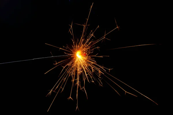 Sparkler Iluminado Mostrando Faíscas Brilhantes — Fotografia de Stock